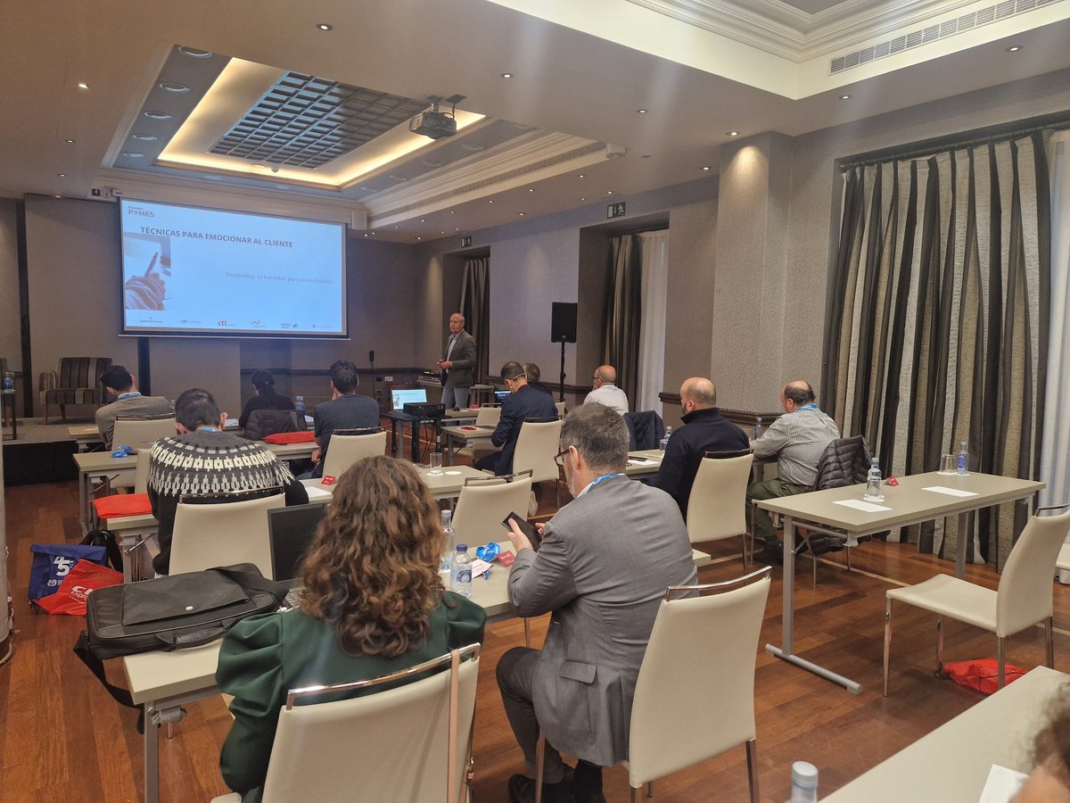 manu_davila's tweet photo. "Comunicar para convencer". Interesante ponencia de @J_L_ARRANZ a las Pymes de #Vigo @BusinessPlus_es https://t.co/wxvzAdKJ6E