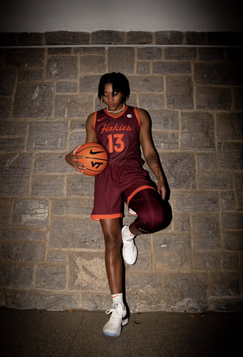 LadyRivals's tweet image. Alum @taylorsoule14  
15pts 7rbs 1ast  @HokiesWBB 
82 -74 win over defending #SEC champs Kentucky @BahaMarHoops  tournament 
#RivalsWay