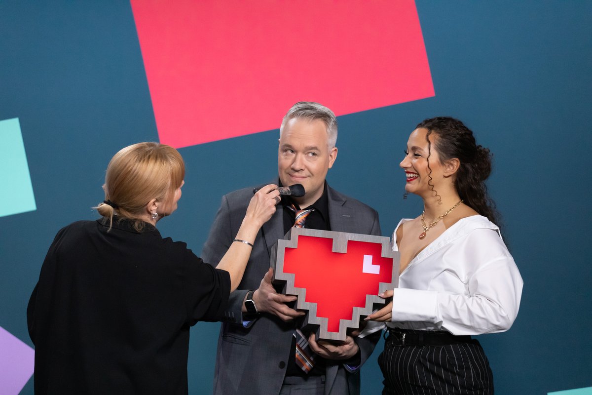 internetdagarna's tweet photo. Jenny Guerrero fixar makeup och hår på moderatorer, konferencierer och andra som syns mycket i bild. En av alla som jobbar hårt bakom kulisserna på #internetdagarna! https://t.co/2LUspDkOZv