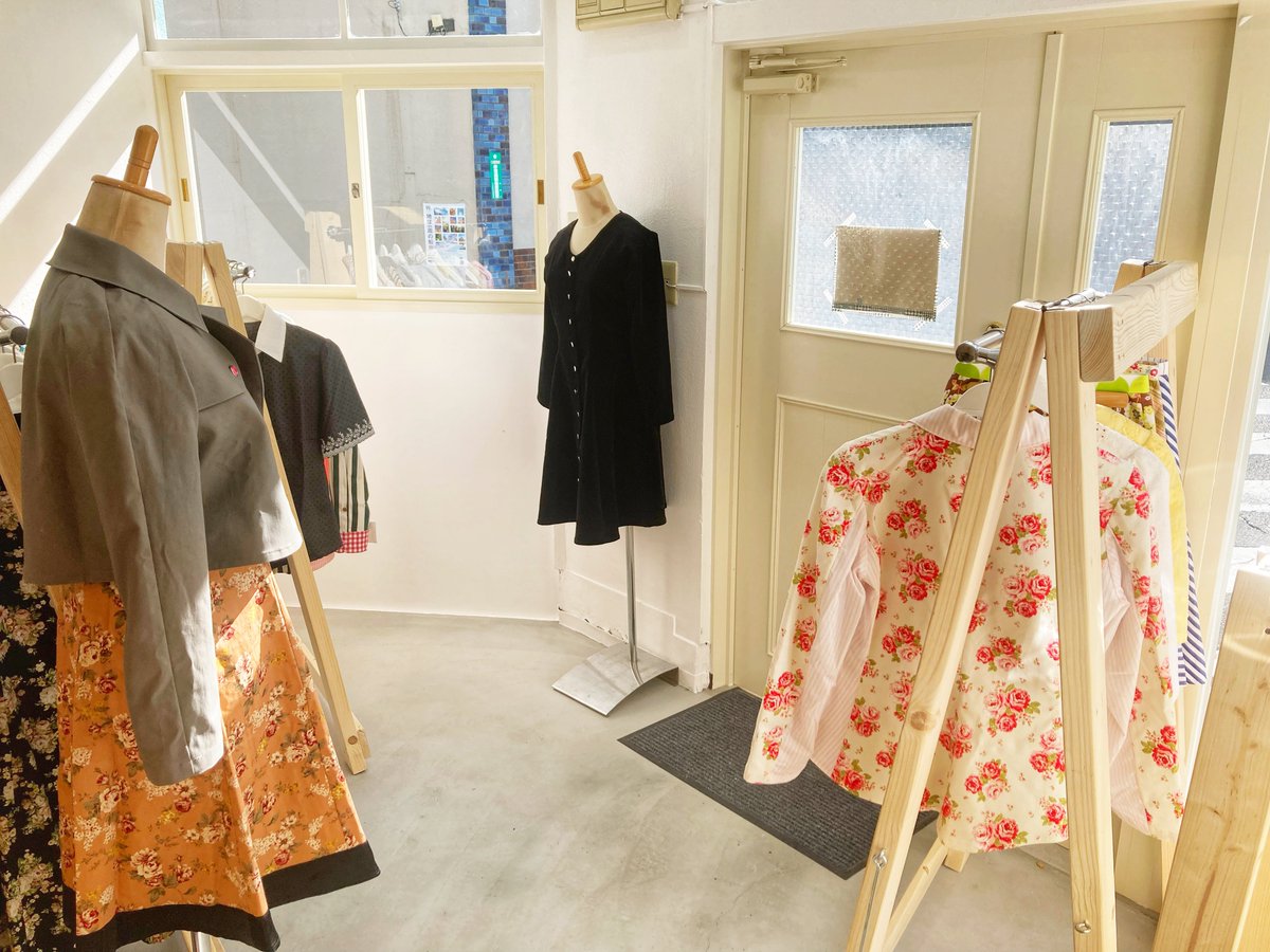 ropapura's tweet photo. ropa pura新店舗12/11に本オープンします！すごく素敵なお店になったと思うのでぜひ見に来てください。
日曜はカフェ営業をするのでふらりとお茶でも飲みに来てくれると嬉しいです。
本オープン当日も特別な事はしませんがいつも通り服を作りながら、お久しぶりの方も初めましての方もお待ちしています https://t.co/dDKp2zTa6p