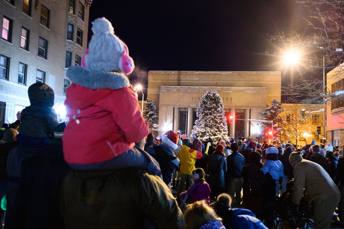 visitgreatfalls's tweet photo. 🎄PARADE OF LIGHTS | SATURDAY NOVEMBER 26 | 6 P.M.🎄
It's sure to be a magical night in downtown Great Falls!  Enjoy an evening of fun floats and watch Santa light the Great Falls tree!

#visitgreatfalls #holidays #travel #tourism #montana https://t.co/fiOAZfSkiK