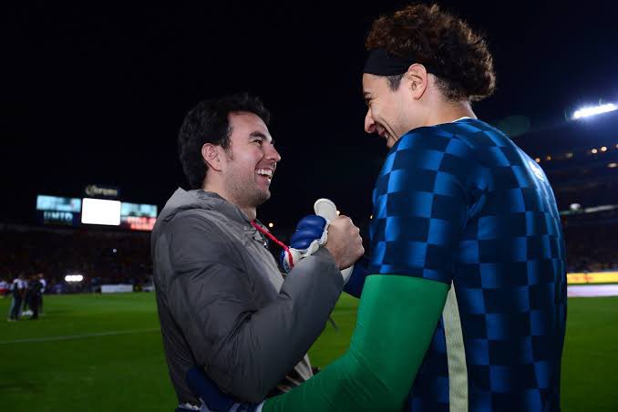 ChecoPerezDios's tweet photo. Ahora entiendo todo. Checo Pérez y Memo Ochoa LOS MINISTROS DE DEFENSA MEXICANOS. https://t.co/2P1aPxqI59
