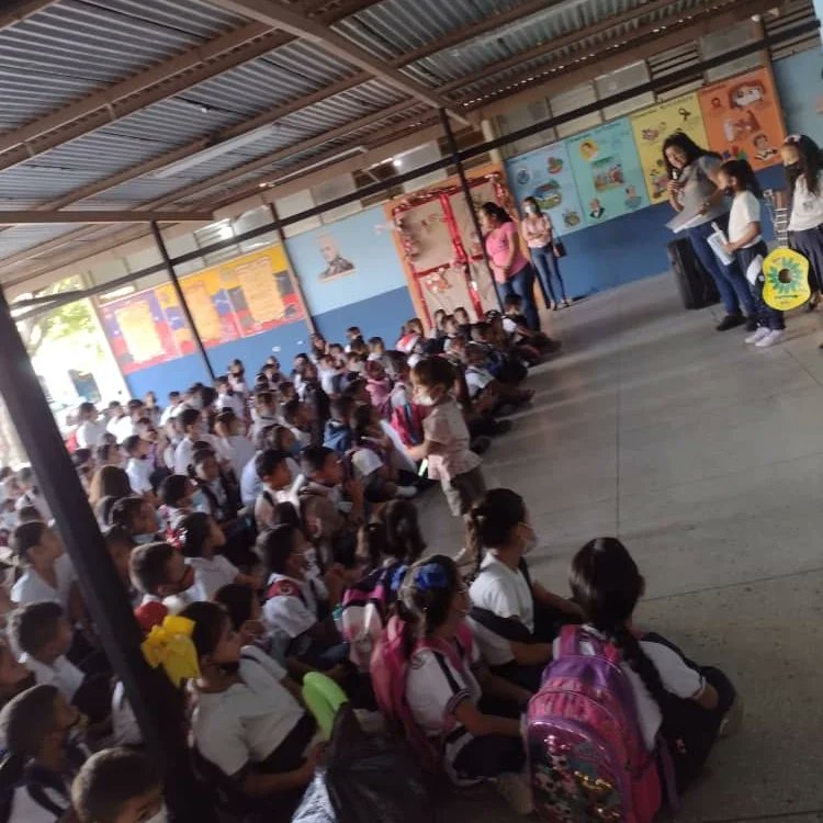 AntonioMariaPR's tweet photo. Día Cívico a cargo de la Prof de 3er grado Maribel Poveda sobre el Día del Músico @NicolasMaduro @ZonaEducTachira @Berzabethg1 @Crazet2011 @BolivarianasZET @Div_Ini_Pri_Esp @FernandoRojas6 https://t.co/YHXczwFxwx