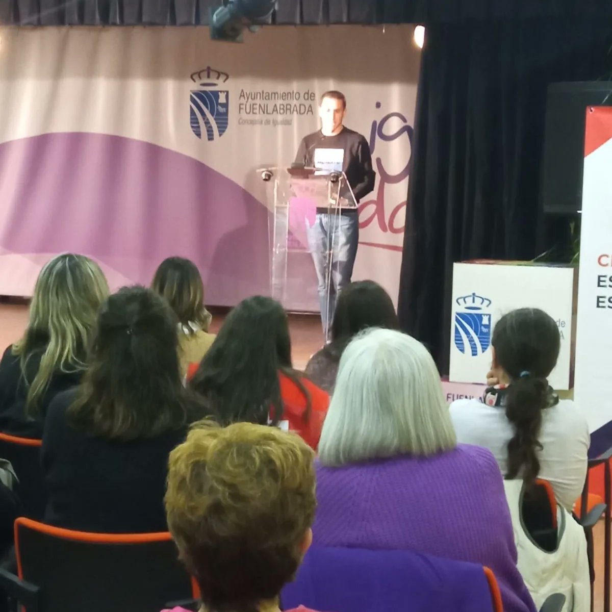 🟣Esta tarde hemos dado paso al 🎭 teatro, con la obra 'Yo Mujer'.

♀️Bajo la máxima de 'No desvíes la mirada, la violencia no se cuestiona', se refleja el sentir de cada mujer cuando sufre violencia de género.

➡️Desarrollada por <a href="/Cruzrojafuenla/">Fuenlabrada Cruz Roja</a>.

#MásIgualdad #IgualdadFuenla