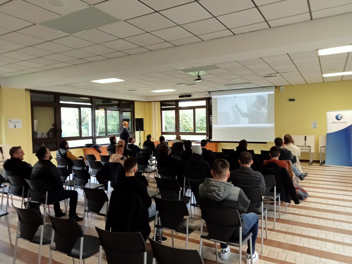 📢J2   Semaine #reussirsansattendre du Douaisis
Aujourd'hui session de recrutement des futurs techniciens de maintenance #EnvisionAESC   envision-aesc-recrute.fr  plus de 20 personnes présentes : A la clé un CDI après une période de formation <a href="/greta/">Greta Van Susteren</a> <a href="/AfpiFormation/">AFPI Formation&Alternance</a>  @poleemploi_HDF