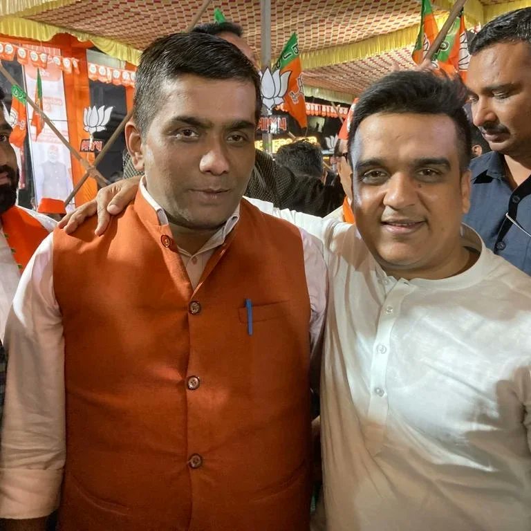 Dlsandeepthakur's tweet photo. #गुजरात_चुनाव प्रचार क��� दौरान  #मजूरा के प्रत्याशी भाई हर्ष सांघवी जी के साथ------

#Majura में जीत की हैट्रिक लगाएंगे भाई @sanghaviharsh ।
यह चुनाव ऐतिहासिक होगा। ✊
#जनता की पुकार,
#विकास की बौछार,
#Gujarat में फिर एक बार, 
#भाजपा_सरकार 

#BJP4Gujarat
#MajuraKaMitra https://t.co/wFPNSylkAt