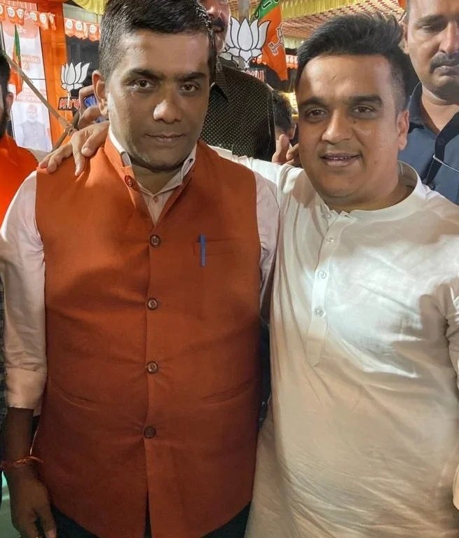 Dlsandeepthakur's tweet photo. #गुजरात_चुनाव प्रचार क��� दौरान  #मजूरा के प्रत्याशी भाई हर्ष सांघवी जी के साथ------

#Majura में जीत की हैट्रिक लगाएंगे भाई @sanghaviharsh ।
यह चुनाव ऐतिहासिक होगा। ✊
#जनता की पुकार,
#विकास की बौछार,
#Gujarat में फिर एक बार, 
#भाजपा_सरकार 

#BJP4Gujarat
#MajuraKaMitra https://t.co/wFPNSylkAt