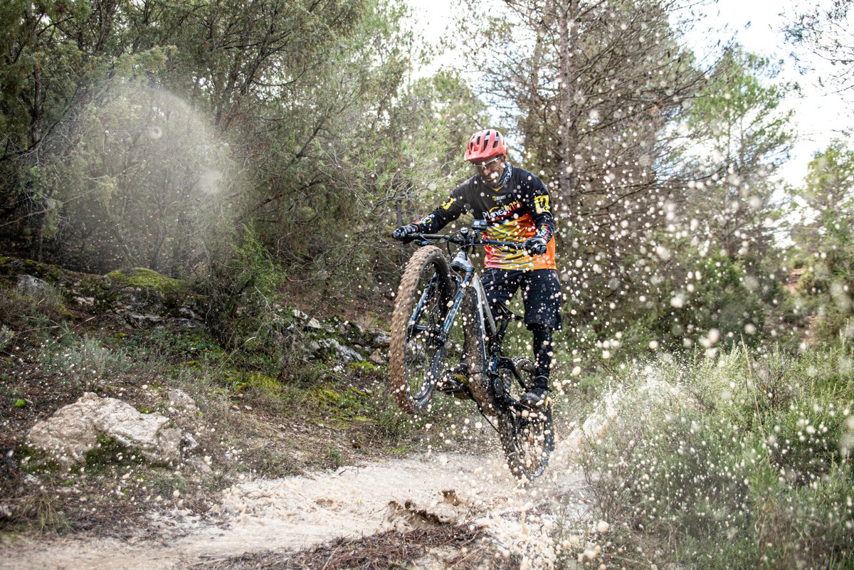 💦 ¿Quién dijo que rodar sobre mojado no mola? 😆🤟
Que se lo digan a estos dos cracks Chus Castellanos y Jose Antonio Hermida <a href="/Josehermida/">Jose Antonio Hermida</a> <a href="/planetmtb_/">PlanetMTB</a> 

🚴‍♂️🚵‍♀️Y por aquí ¿quién sale cuando llueve?

#ZonaZentro #Trillo #MTBEspaña #VidaCiclista