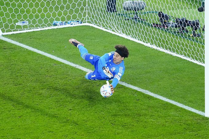 Srta_Leon's tweet photo. Yo critiqué y critiqué a Guillermo Ochoa, que no para ni una…

-Yo hoy 🤡… te amo cabron 

#QatarWorldCup2022 #FIFAWorldCup2022 #SeleccionMexicana  #MexicoVsPolonia #ochoa #MexVsPol https://t.co/3zxZdr6Pyi