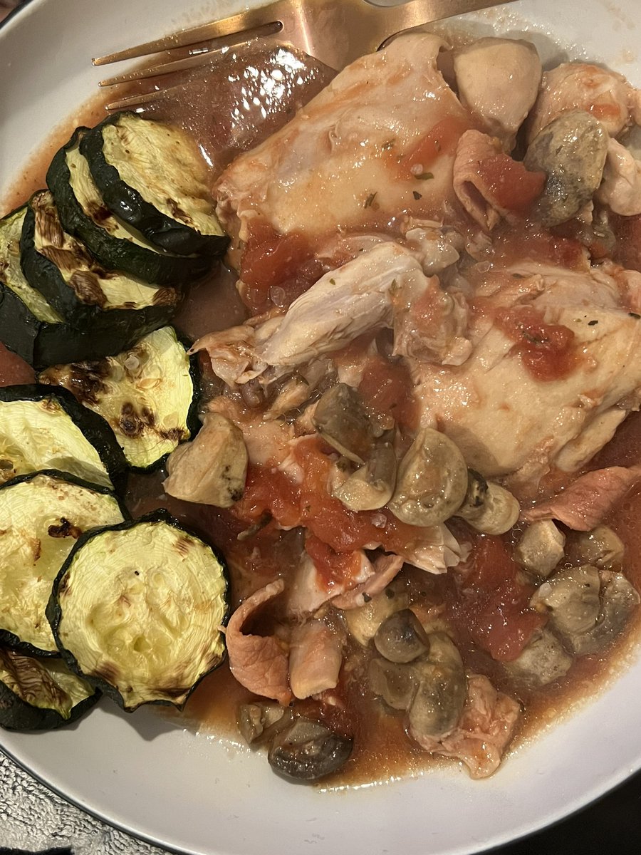 alilouherts's tweet photo. Comfort food at its finest. Old family chicken casserole recipe made @SlimmingWorld friendly and then pasta swapped for courgettes to make it SP #easychanges #slimmingworld #familyrecipes https://t.co/0GFIuHbZw7