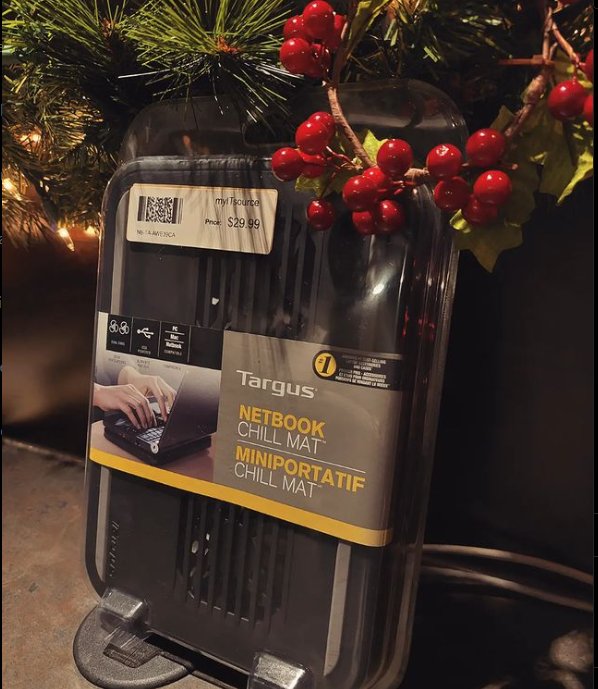 myITsourceca's tweet photo. Another Gift Idea🎄🌟

Targus Netbook Chill Mat. Perfect to keep your notebook cool and in place. Compatible with PC, Mac and Notebook. USB powered. $29.99 plus taxes❄️

#targus #coolmat #notebook #pc #mac #myITsource #accessories #usb #bdnmb #dualfans #gift #giftideas #christ https://t.co/9erYWclXwM