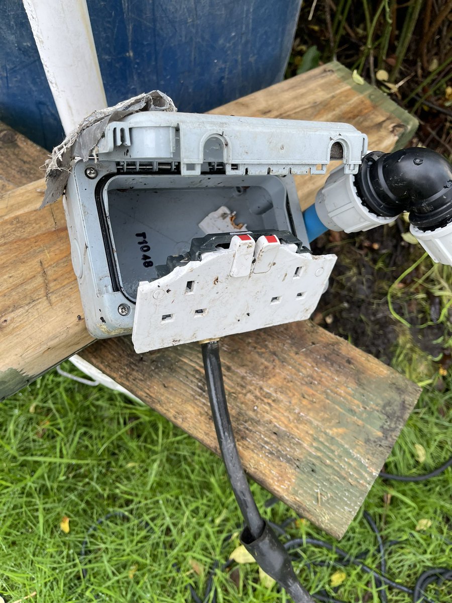 SolutionsEM's tweet image. Call out this afternoon…. Not very IP rated !!!!!! What where they thinking ????  🤯⚡️ #callout #comberbach #northwich #electrical  #village #localtrade