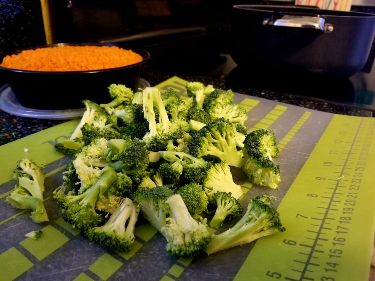 travisadork's tweet image. &quot;Sautéing the vegetables is a fun way for them to get some experience around a stovetop, while also having them manage what’s going on in and around the kitchen.&quot;

Fall into cooking with your kiddos over at @Fanbase_Press: 
fanbasepress.com/index.php/pres… #GeekyParentGuide #geekyparent