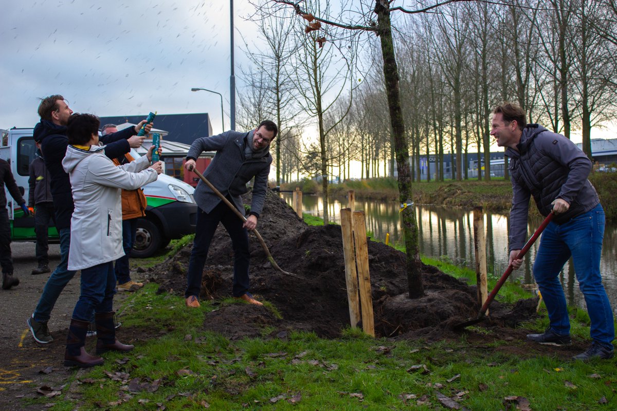 Welke plekken kunnen wel wat #groen gebruiken? Industrieterreinen natuurlijk! Daarom worden 205 bomen van Bosk op De Hemrik en De Zwette geplant. Wethouders @AbelReitsma en <a href="/stellingwerf85/">Evert Stellingwerf</a> doken de takel in om de eerste bomen te planten.