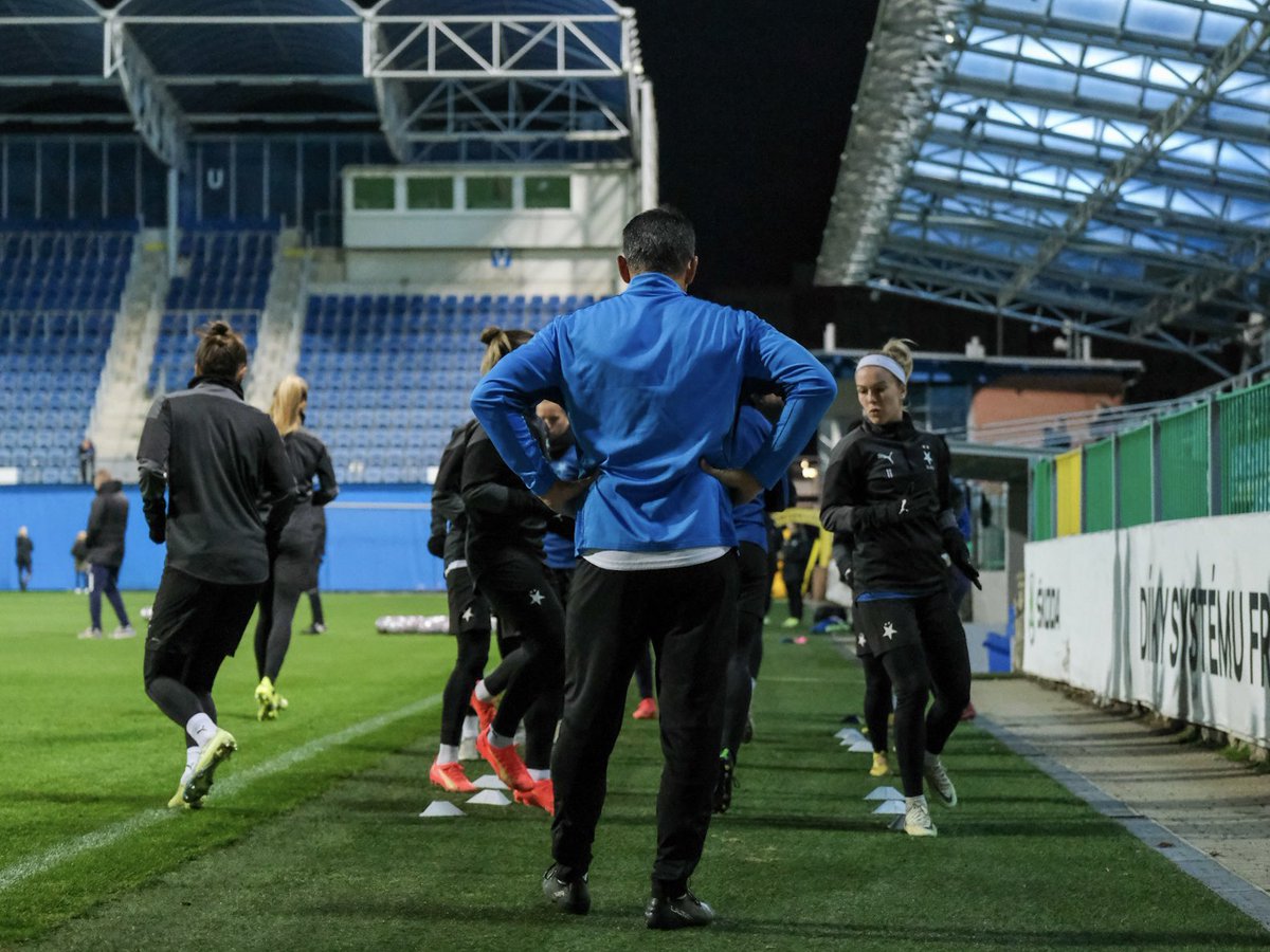 SlaviaZeny's tweet photo. Trénink v Mladé Boleslavi je před třetím zápasem #UWCL za námi! 🏟️🏃♀️ #slapol https://t.co/BnoamEbscU