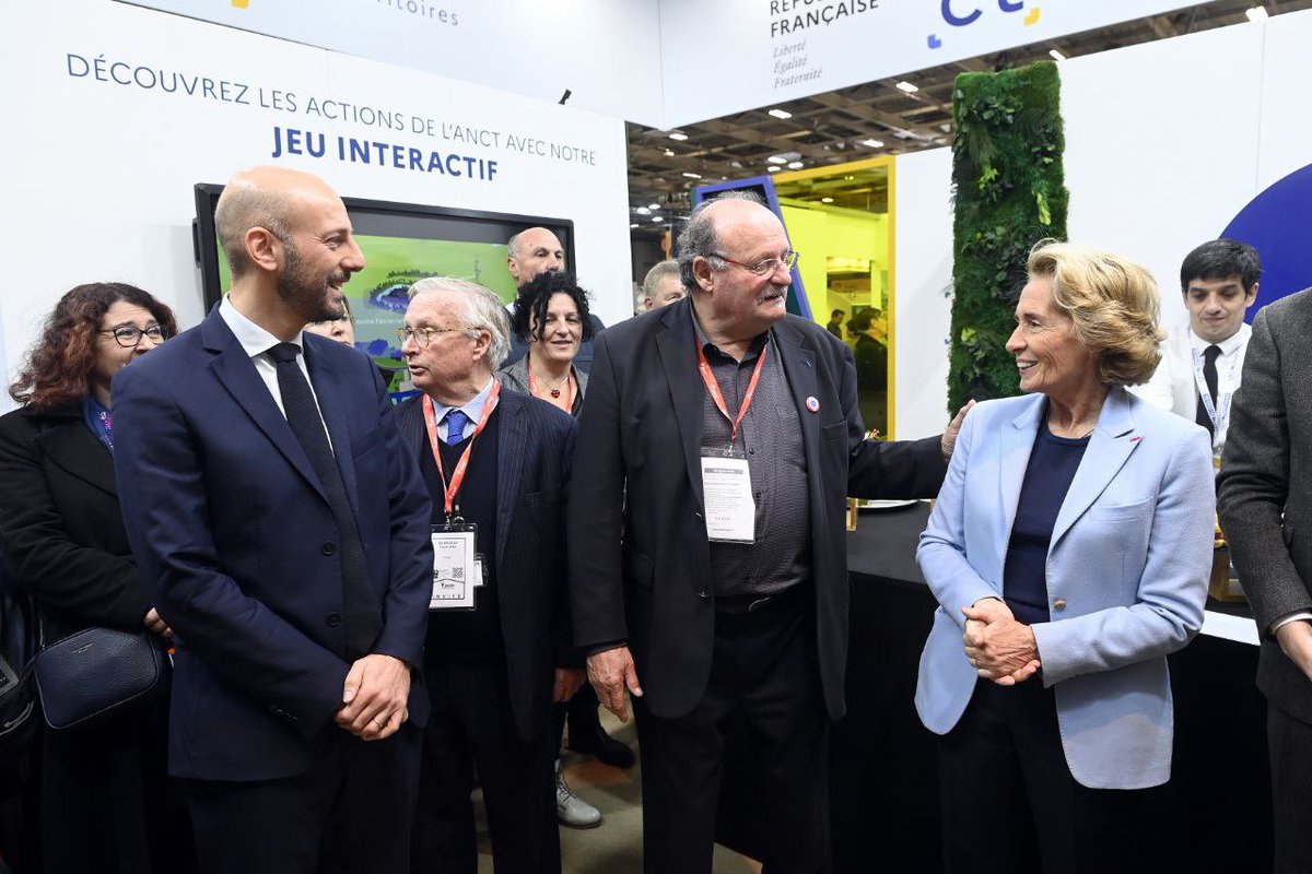 StanGuerini's tweet photo. Aujourd’hui aux côtés de @carolinecayeux &amp; d'élus locaux au @salondesmaires : les maisons #FranceServices sont l'exemple concret d'une politique publique réussie &amp; efficace qui rapproche nos concitoyens des services publics, et les accompagne au quotidien. Le travail continue !🇫🇷 https://t.co/zlIUWmMQVb