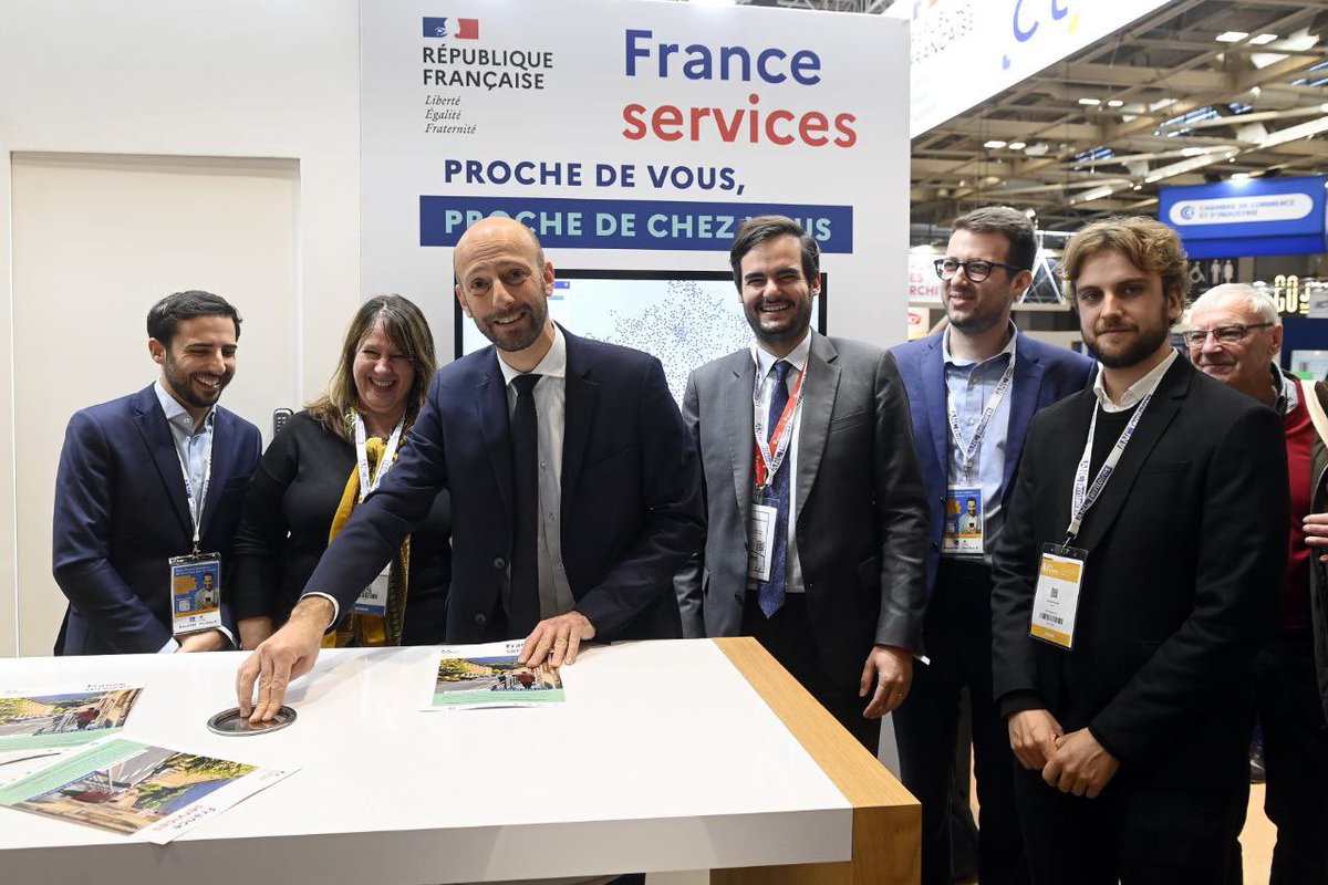 StanGuerini's tweet photo. Aujourd’hui aux côtés de @carolinecayeux &amp; d'élus locaux au @salondesmaires : les maisons #FranceServices sont l'exemple concret d'une politique publique réussie &amp; efficace qui rapproche nos concitoyens des services publics, et les accompagne au quotidien. Le travail continue !🇫🇷 https://t.co/zlIUWmMQVb