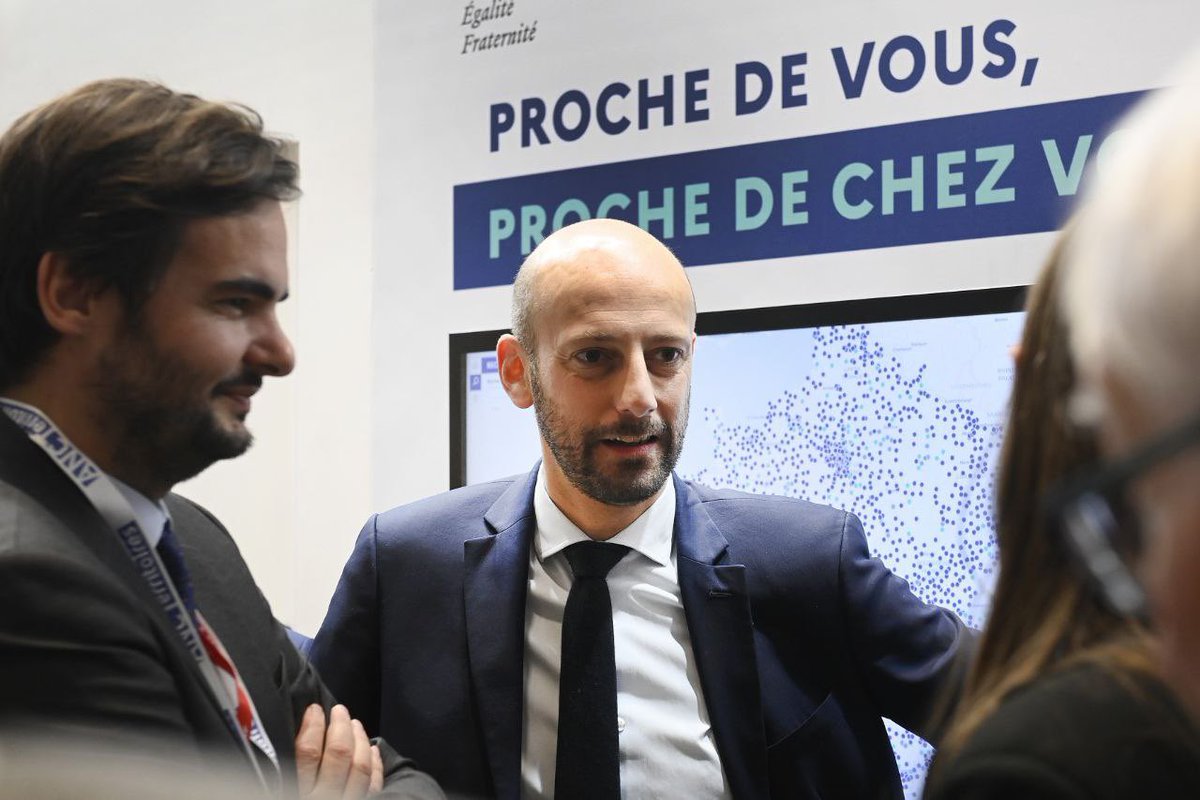 StanGuerini's tweet photo. Aujourd’hui aux côtés de @carolinecayeux &amp; d'élus locaux au @salondesmaires : les maisons #FranceServices sont l'exemple concret d'une politique publique réussie &amp; efficace qui rapproche nos concitoyens des services publics, et les accompagne au quotidien. Le travail continue !🇫🇷 https://t.co/zlIUWmMQVb