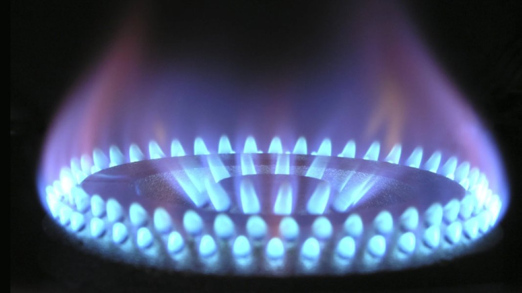 FinanceFilosoof's tweet image. Leuke weetje om aan je collega's te vertellen. De🇪🇺commissie stelt voor om het plafond op de gasprijs te zetten op €275 per MWh. Fun fact: de prijs moet 2 weken boven dit niveau blijven voor het plafond actief is. Dit jaar haalden we zelfs in volle gascrisis deze voorwaarde niet