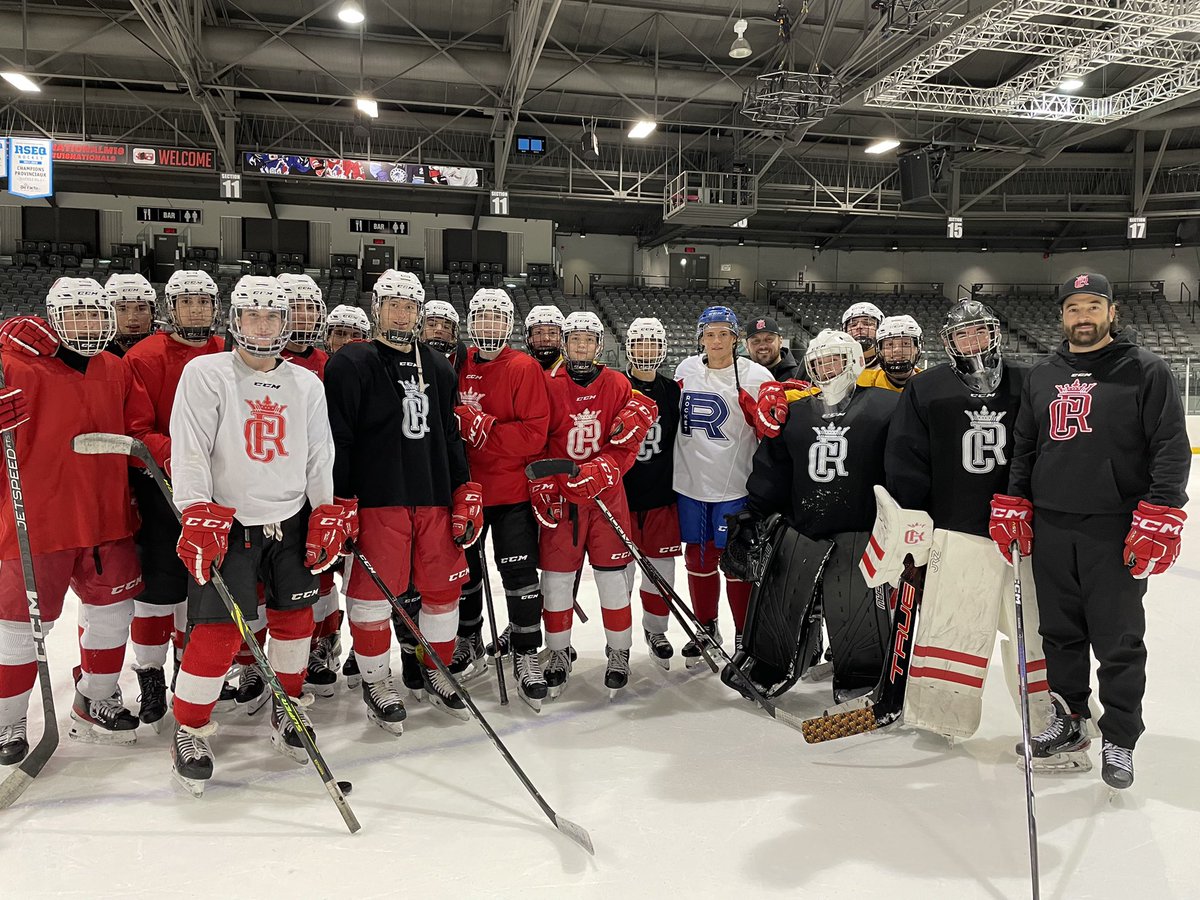 Kevin Roy, en visite lors d’une pratique du Royal. Cet ancien joueur du Rocket de Laval est venu s’entraîner avec notre équipe M18D1 hier avant son départ pour la Suède afin d’évoluer au sein la SHL (Swedish Hockey League). Merci de ta présence, les jeunes ont adoré te côtoyer 💪
