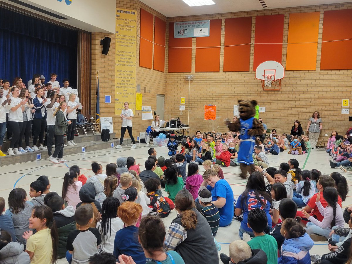 HunterElem's tweet photo. Grateful for Salt Lake Community College for teaching Hunter kids how to be heros and great leaders! We had a blast. @SLCCbasketball
@slccbaseball @slccalumni

#drugfree #hunterknights https://t.co/XCeCEMvPrs