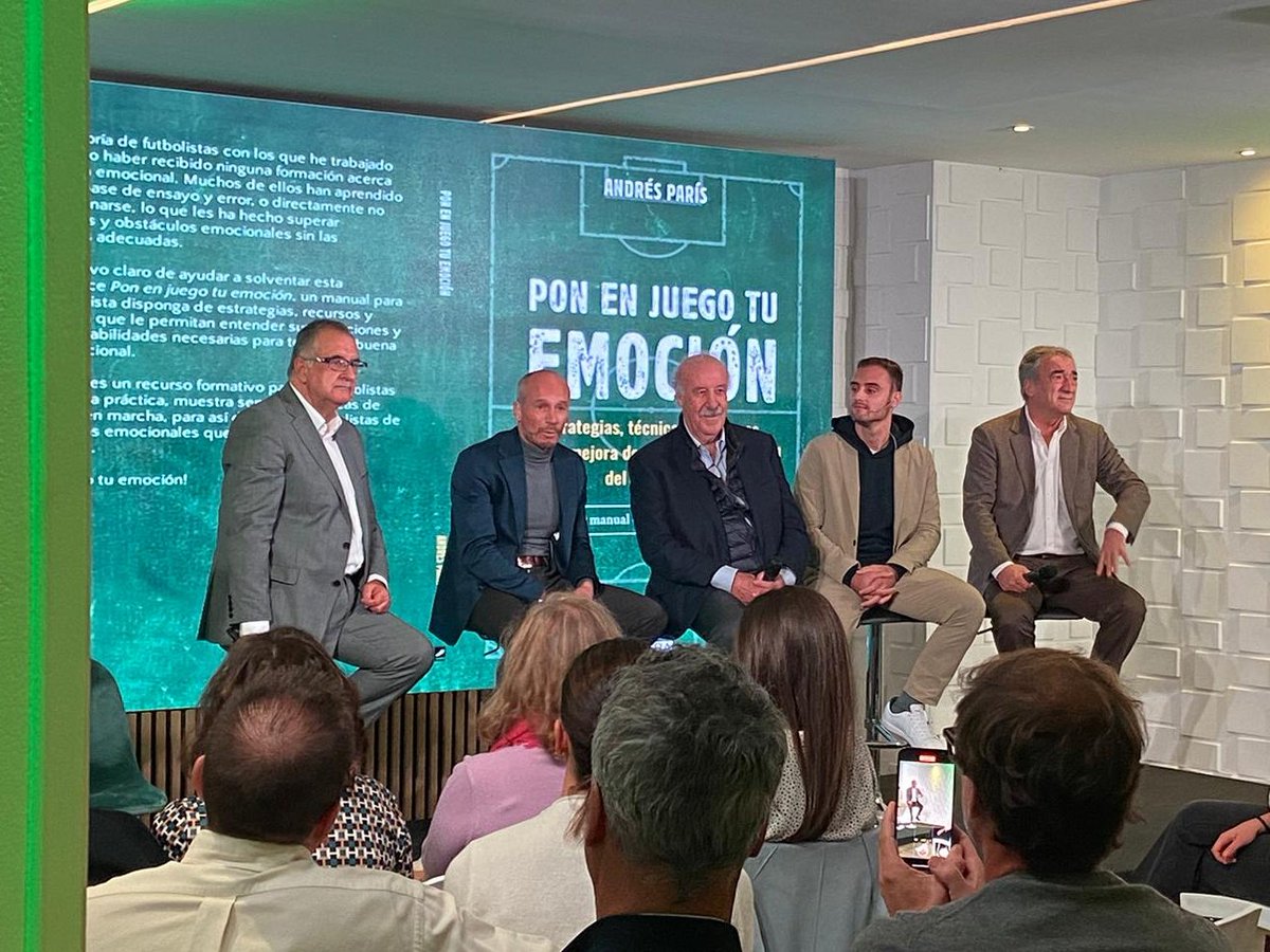🇪🇸 Vicente Del Bosque, en la presentación del libro de <a href="/Andresparis1/">Andrés París</a>, sobre la <a href="/SEFutbol/">Selección Española Masculina de Fútbol</a> 

💥 "Ojalá tengamos suerte, que también se necesita para ser campeón. Tenemos que tener confianza".

💥 "Lo que hace Luis Enrique me parece todo bien".

📷 <a href="/csantosradio/">Carlos Santos</a>