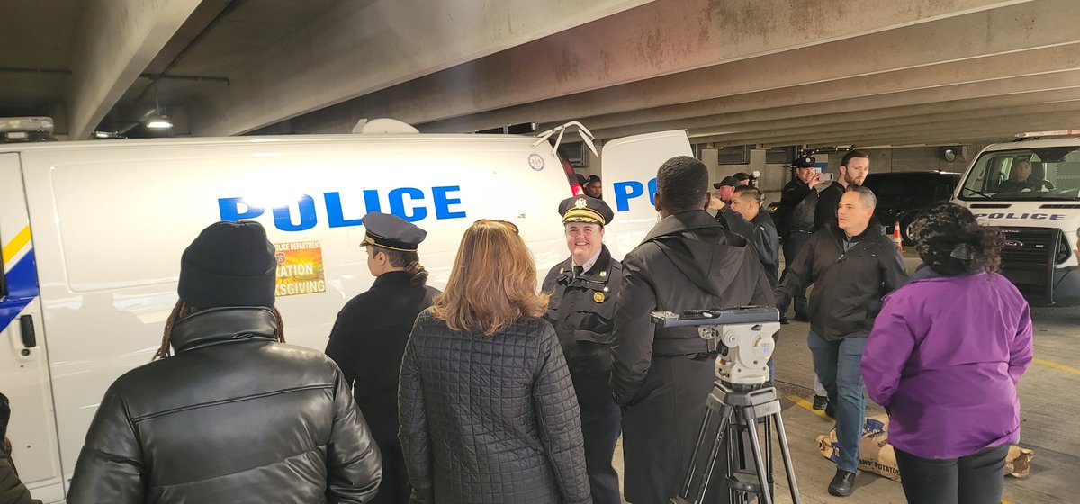 PPDInspJThomas's tweet image. The 53rd Annual Operation Thanksgiving. The members of the @PhillyPolice distributed approximately 200 meal packages to families across the various patrol districts.