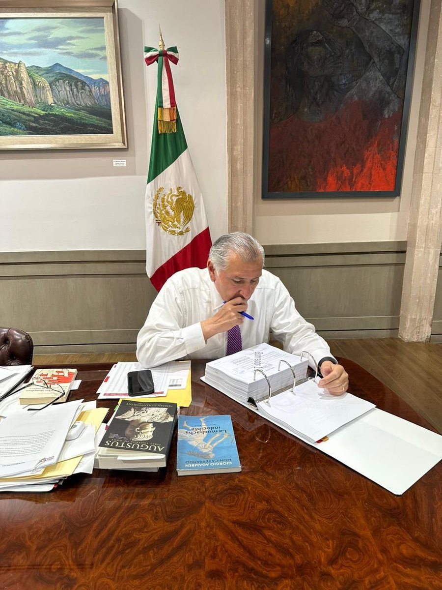 adan_augusto's tweet image. En la oficina revisando el borrador de la iniciativa de reforma a las leyes secundarias en materia electoral. ¡Exito a nuestra #SelecciónMexicana!