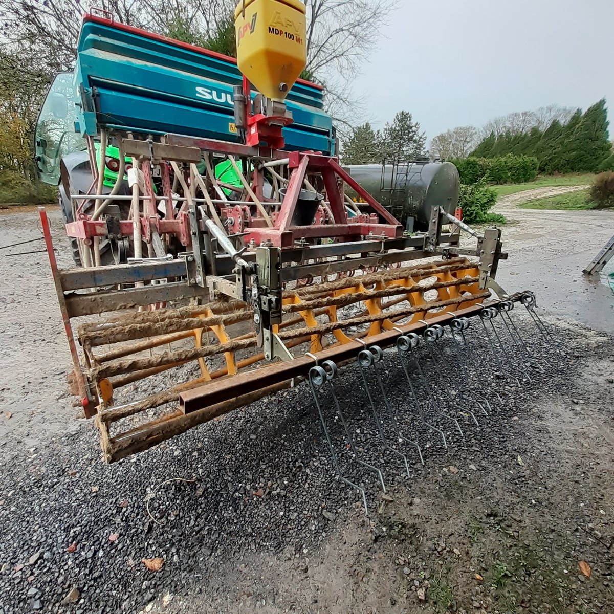 GuyotVincent02's tweet photo. J'y suis presque : installation de la rangée de herses peignes en Z pour la finition du semis du T-DRILL Hybride #guilbart.
Il va vraiment être au top ce semoir. 👌👍🌾🏁 https://t.co/kiMfk2dRex