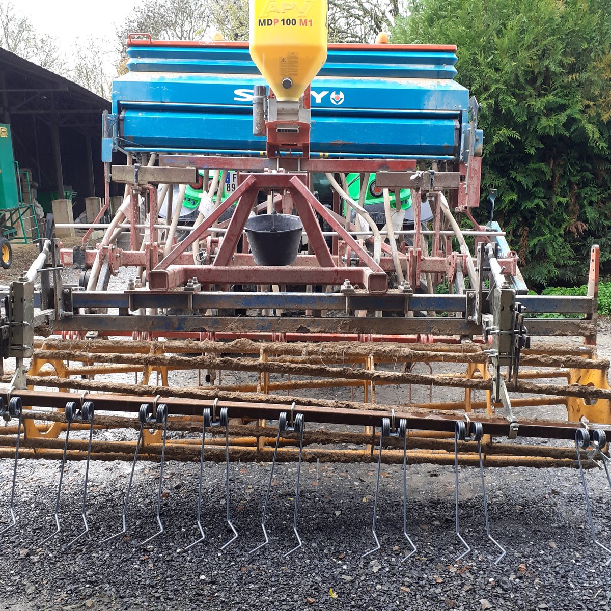 GuyotVincent02's tweet photo. J'y suis presque : installation de la rangée de herses peignes en Z pour la finition du semis du T-DRILL Hybride #guilbart.
Il va vraiment être au top ce semoir. 👌👍🌾🏁 https://t.co/kiMfk2dRex