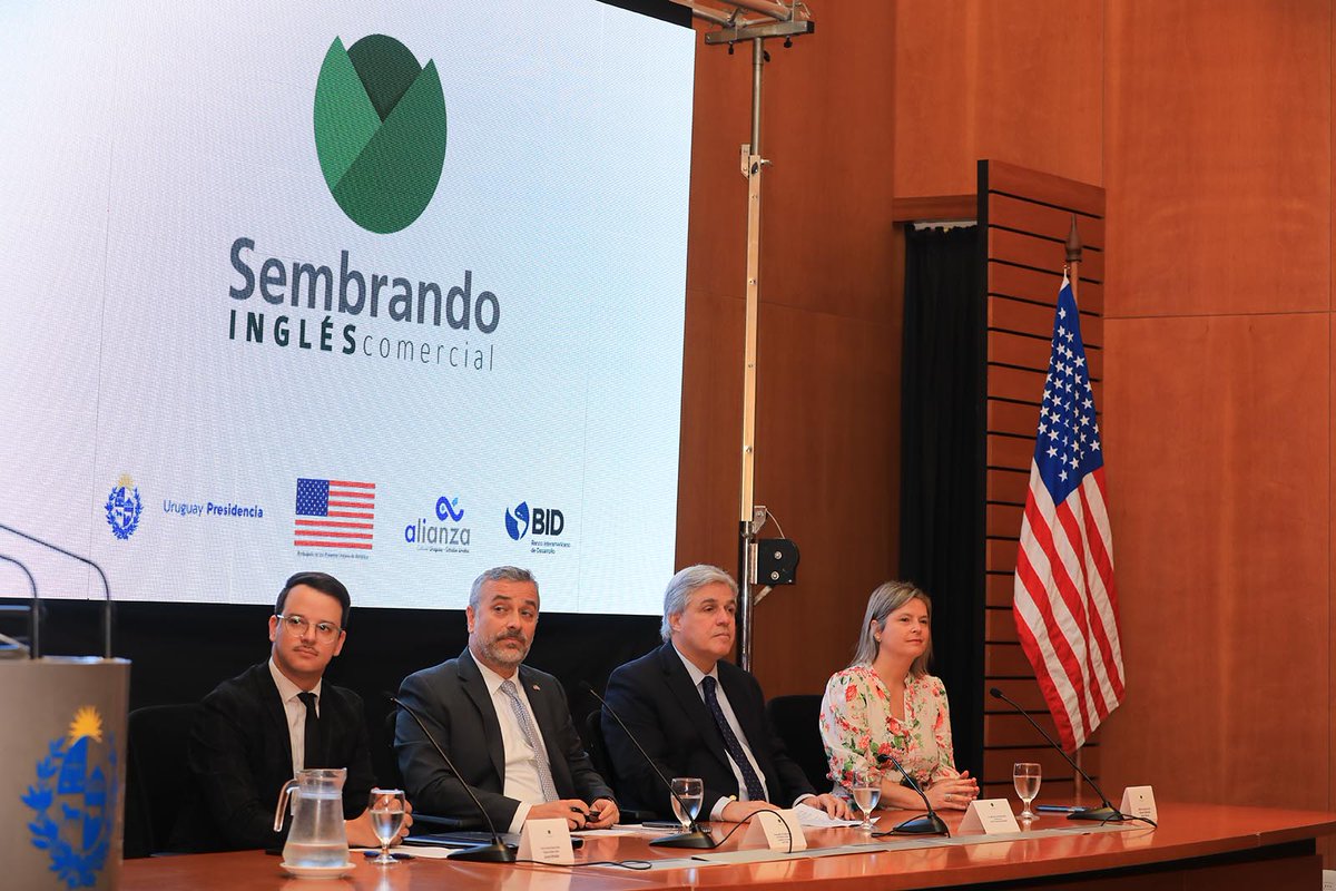 sembrandouy's tweet photo. 🔊Entregamos los diplomas a la 2da edición del curso Sembrando Inglés Comercial a emprendedores de todo del país que hicieron uso de las becas otorgadas junto a @alianzaeduuy, @el_BID, @usembassyMVD y @MRREE_Uruguay.

¡Felicitamos a la 2da generación de #SembrandoInglésComercial! https://t.co/gS2BYK36RB