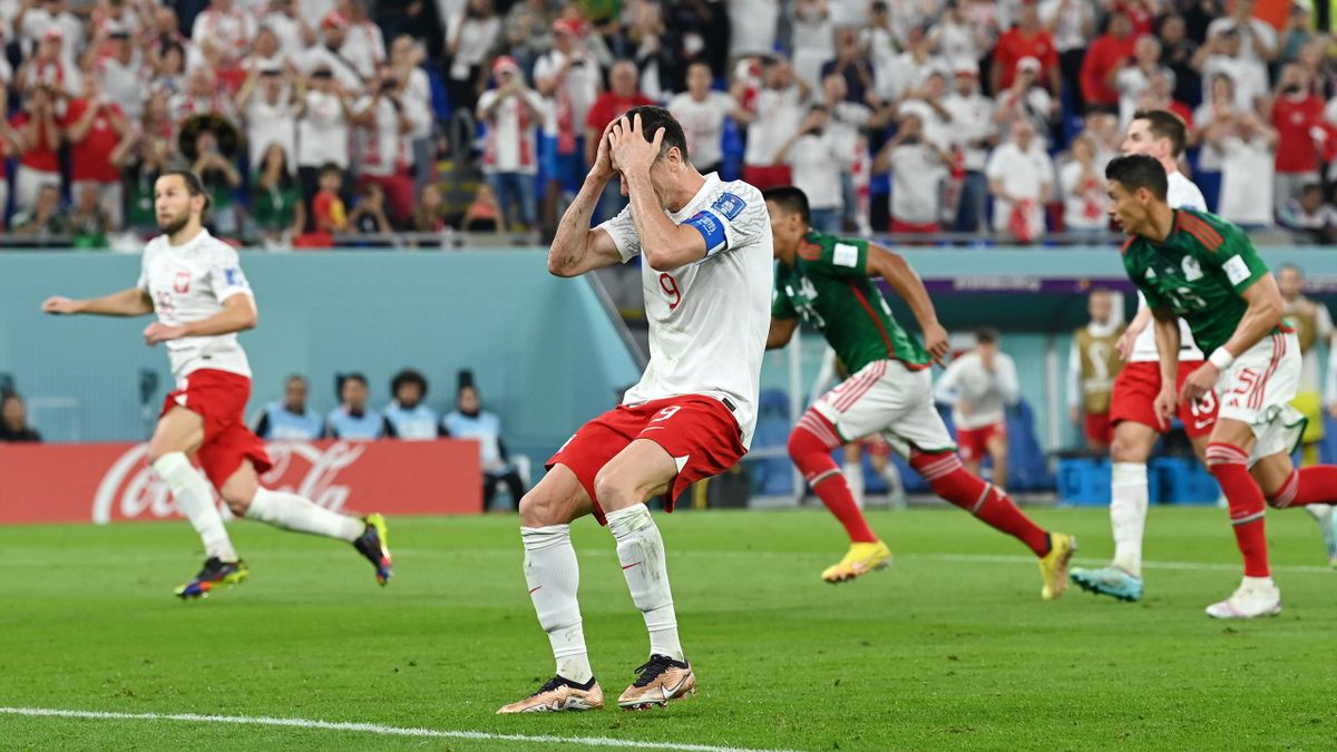 2010MisterChip's tweet photo. #OJOALDATO - Por PRIMERA VEZ en TODA la historia de la Copa del Mundo, un capitán (@yosoy8a) le ha detenido un penalti al capitán rival (@lewy_official).

#MEXPOL #FIFAWorldCup #Qatar2022 https://t.co/bMRnjJp7Jq