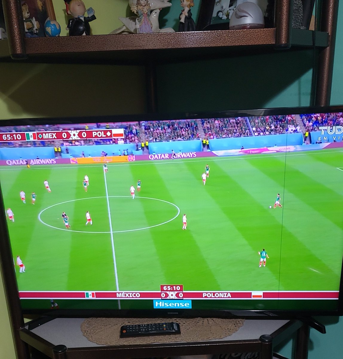 vaquera6's tweet photo. #RegiosParaRegios las amas de casa también apoyando con todo a la selección...hasta con la veladora prendida #VamosMéxico #ElMundialnosuneatodos https://t.co/XGuttzKnIe