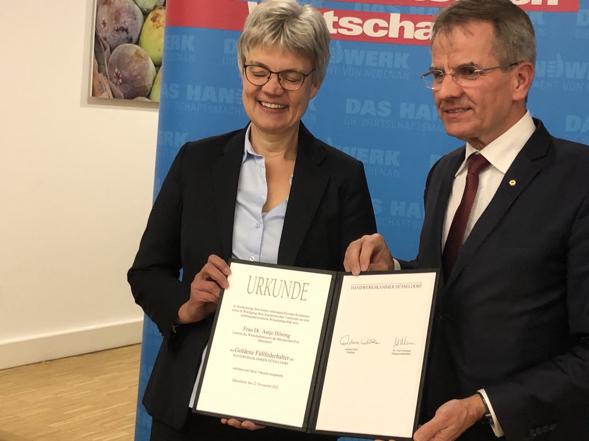 Goldener Füllfederhalter für #AntjeHöning, für raren, konsequenten ordnungspolitischen Kompass zugunsten Marktwirtschaft als Verantwortungswirtschaft 
⁦<a href="/EhlertInfo/">Andreas Ehlert</a>⁩ ⁦<a href="/ZDH_news/">ZDH_Handwerk</a>⁩