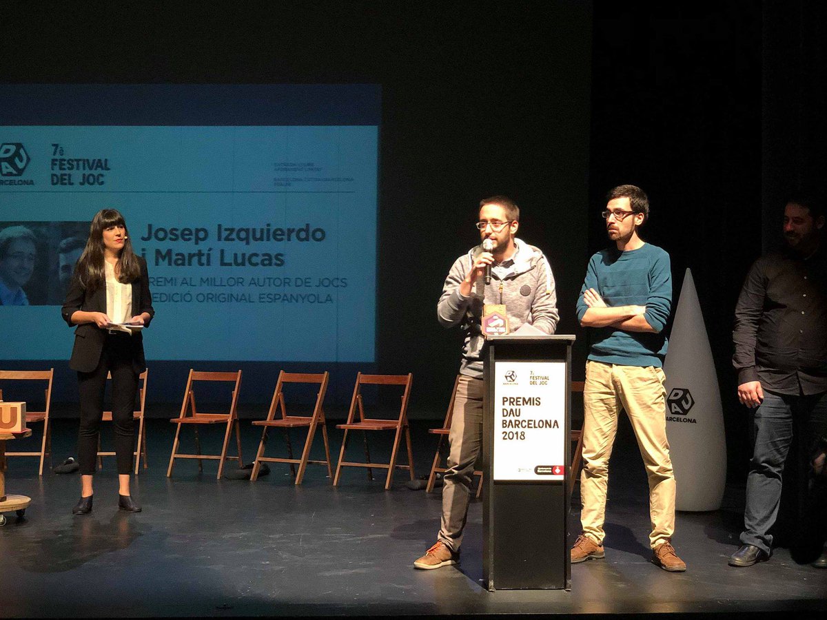 totjugar's tweet photo. @mateujhayber @aliciateba @AmgenSpain #Efemèrides
El 23 de novembre de 2018 recollíem el premi Hispa-Dau al millor joc d'edició original espanyola pels tres primers casos de la sèrie #Sherlock #Qsystem, il·lustrats per @AlbaAragonArt i editats per @Guerrademitos.
#DauBCN https://t.co/QhjjYWL4S1