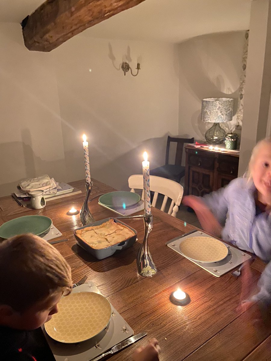 Homeworkermag's tweet image. Candlelit dinner while taking part in the @OctopusEnergy saving sessions! Lights off, meal cooked early! #energysaving #SavingSessions