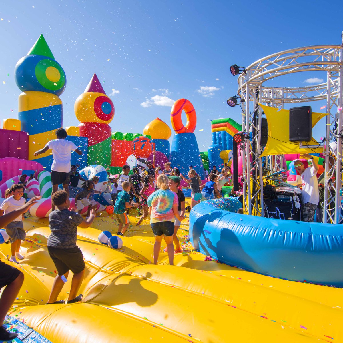 Shout out to all our epic teams, volunteers and bouncers this year! 🎊
It's been an incredible 2022 and we couldn't have done it without you! 🙌
Sign up here to be first to hear when we're in a city near you! thebigbounceamerica.com/family/updates/