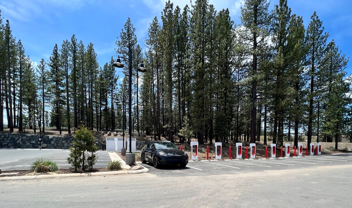 TeslaCharging's tweet image. 40k Superchargers around the world — and counting
