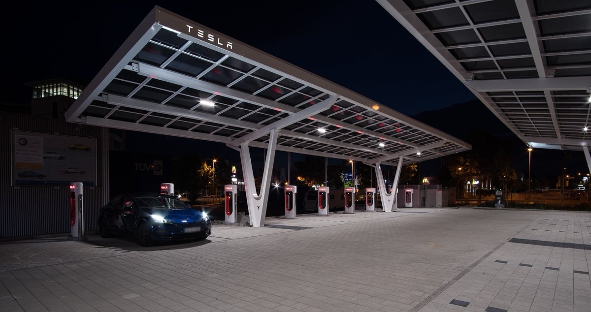 TeslaCharging's tweet image. 40k Superchargers around the world — and counting