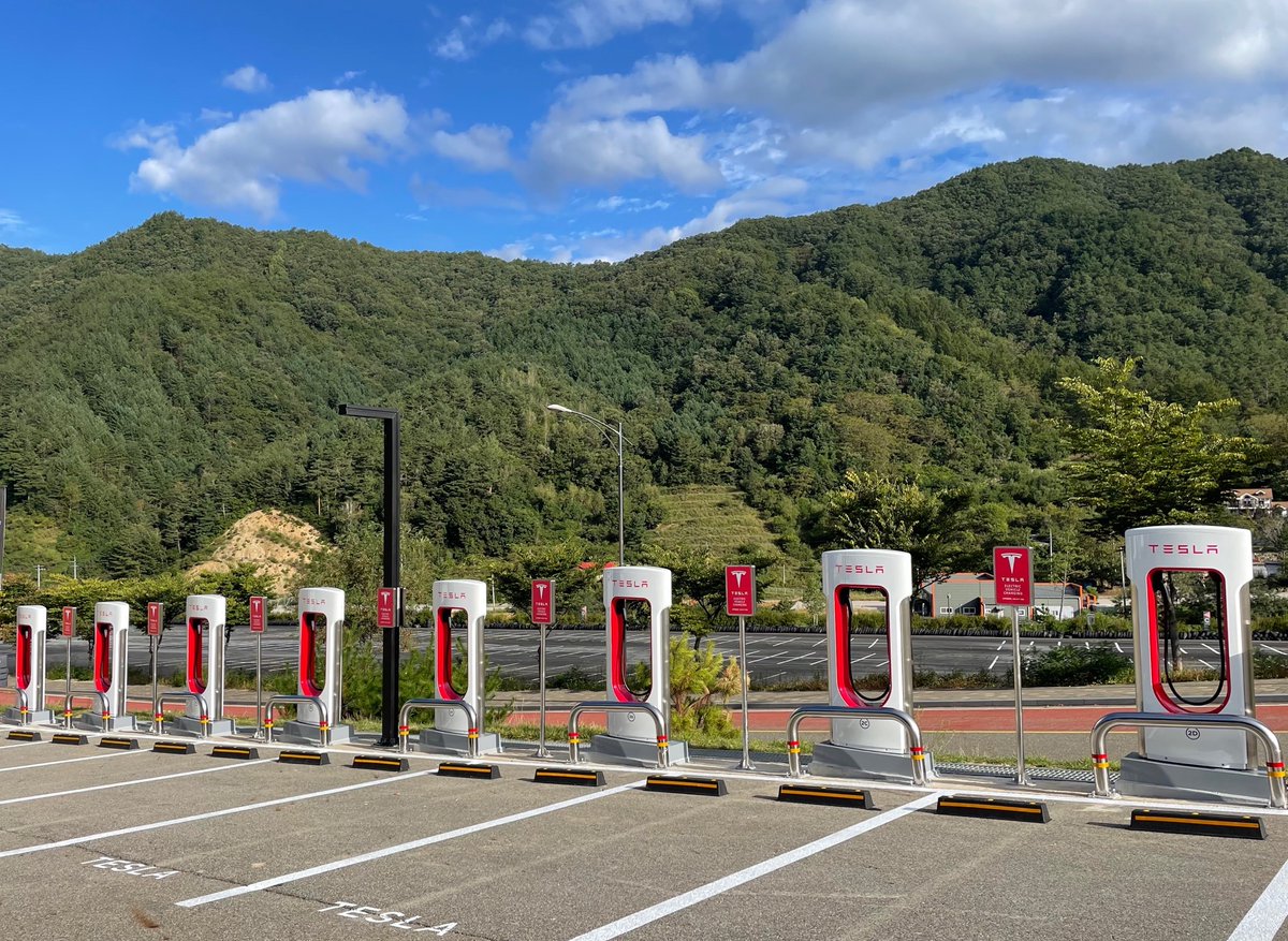 TeslaCharging's tweet image. 40k Superchargers around the world — and counting