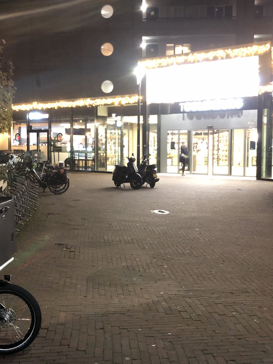gebiedmidden's tweet photo. Vandaag #KVO overleg, uitreiking 2e ster en aansluitend #schouw. 

#winkelcentrumtoolenburg #keurmerkveiligondernemen https://t.co/1xNLUQsPO7