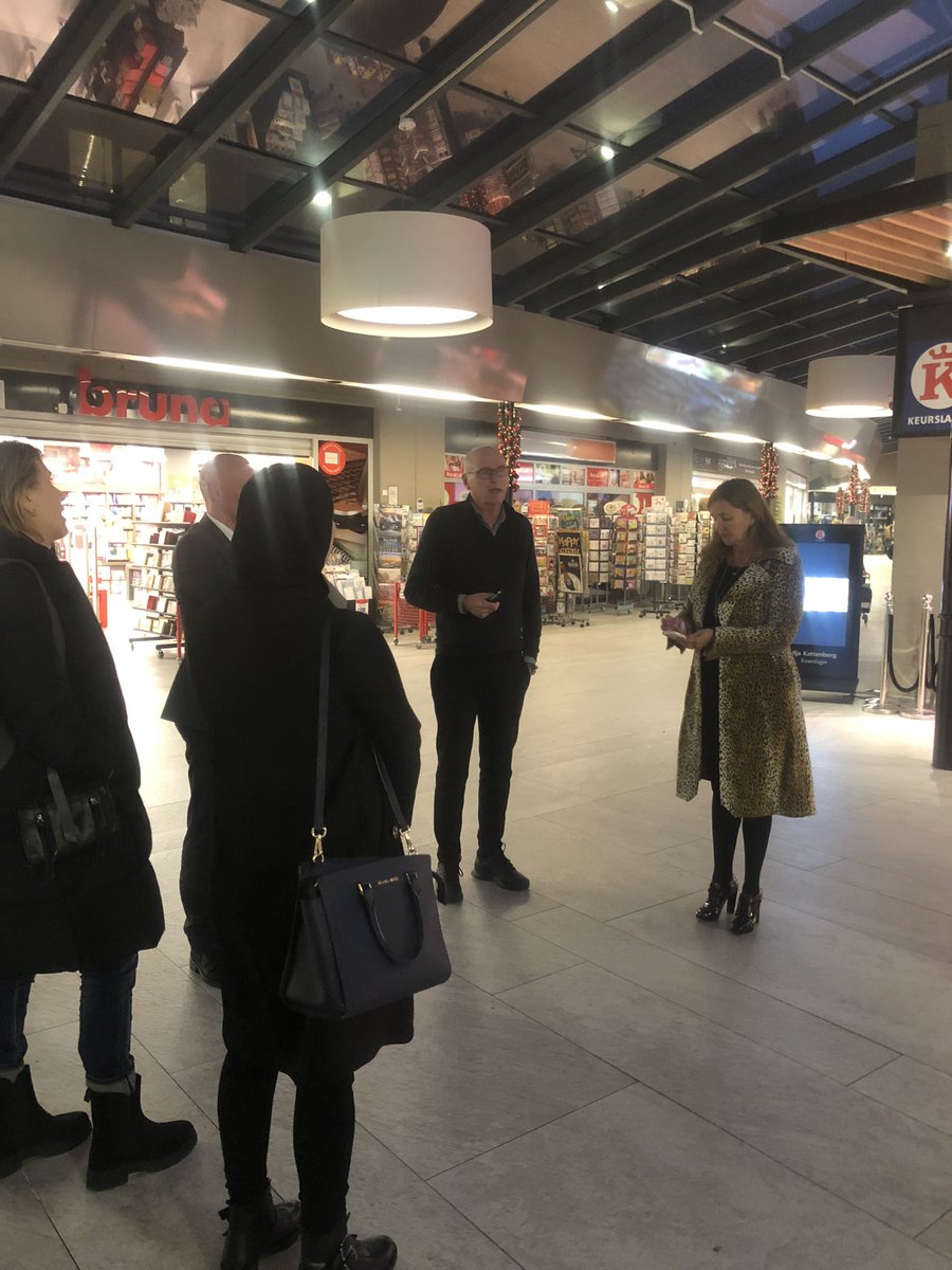 gebiedmidden's tweet photo. Vandaag #KVO overleg, uitreiking 2e ster en aansluitend #schouw. 

#winkelcentrumtoolenburg #keurmerkveiligondernemen https://t.co/1xNLUQsPO7