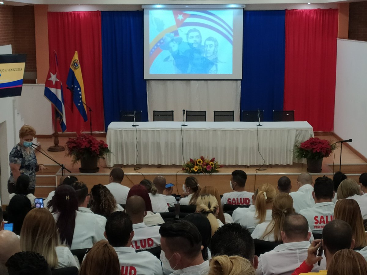 Jóvenes colaboradores de la Misión Médica Cubana en Venezuela listos para intercambio con <a href="/aylinalvarezG/">Aylín Alvarez García</a>, Primera Secretaria de la <a href="/UJCdeCuba/">UJC de Cuba</a>; en el teatro del @MedicaChuao.

#CubaPorLaVida #Cuba #FidelPorSiempre