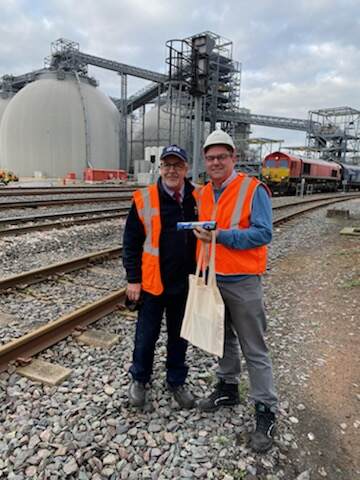 @DBCargoUK 66017. 6H62. My 1,000th train into Drax. 16 years. 2 companies. 1.3mil tonnes of product delivered. Thanks @jenksEFC17 for the headboard and Kathryn Oldale for the company. Thanks to Mark Gibbens (Drax) for the unexpected goody bag. Very humbled and honoured. #Teamred