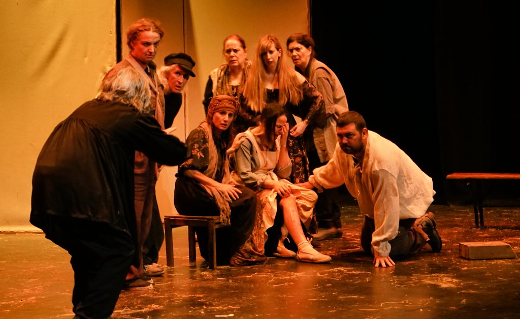El domingo 4 de diciembre a las 19 horas, estaremos con nuestra adaptación de Los Bajos Fondos en el Espacio Escénico Pulpí 

Consigue tu entrada en:
entradaspulpi.es/tc-events/los-…

#Teatro #Pulpí 
#LosBajosFondos 
#MáximoGorki 
#EscuelaTeatro