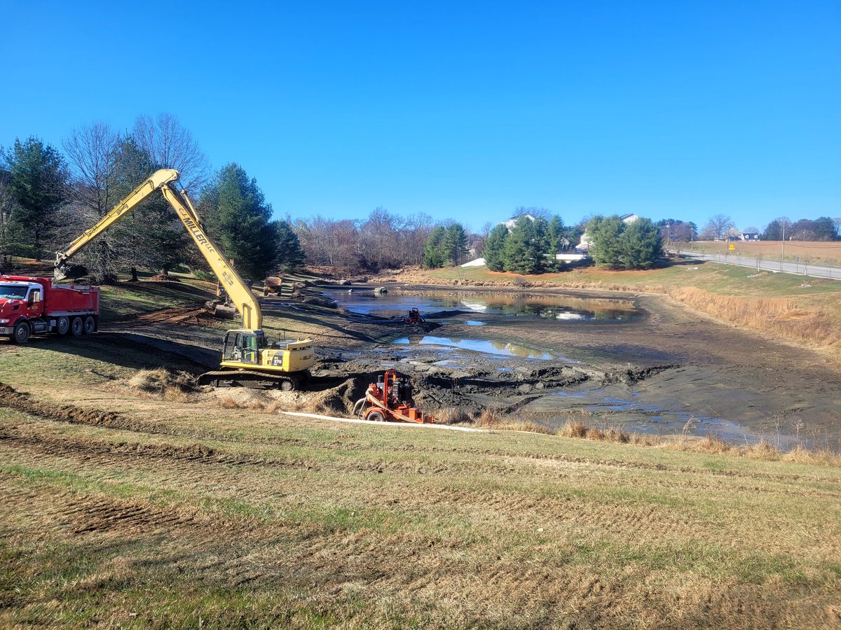 HeftyLeftyQue's tweet image. Pumps failed each of the last 2 seasons due to this silt. Happy to see it finally getting loaded up and hauled away @WaverlyWoodsGC