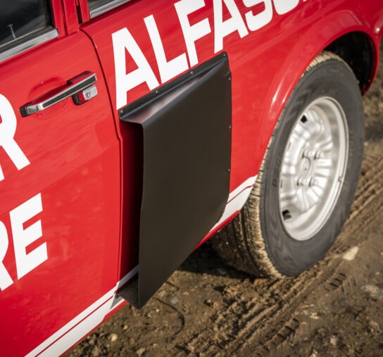 TalsMelkis's tweet photo. Kad ir skaidrs, ka nākotne/uzvaras rallijā ir saistītas ar 4x4, bet modeļu klāstā tāda nav. Alfa Romeo eksperimenti ar divu dzinēju (spēj darboties atsevišķi!) Alfasud Ti Bimotore 4x4(1977). Izgatavota vienā ex. #Wainer #bimotore https://t.co/ZTT4q2dbrq