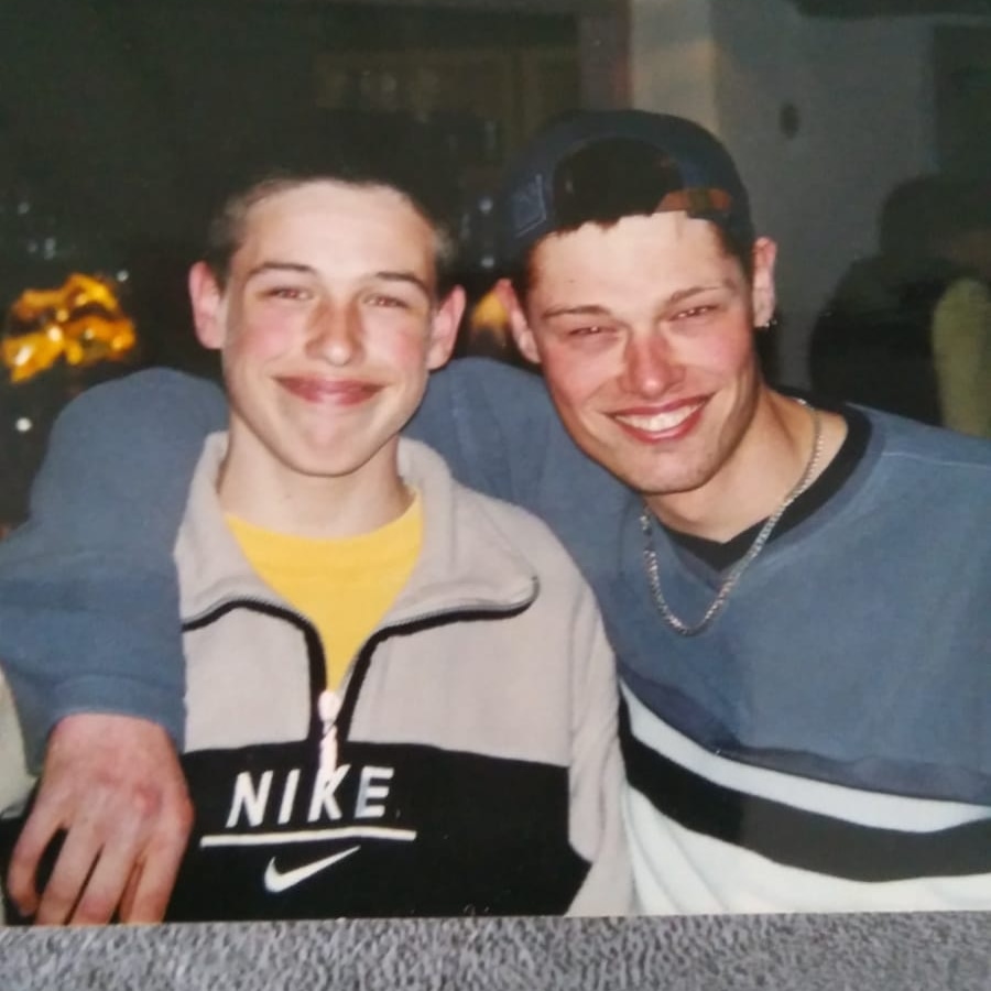 Mijn broer en ik een aantal jaar geleden 😁😁