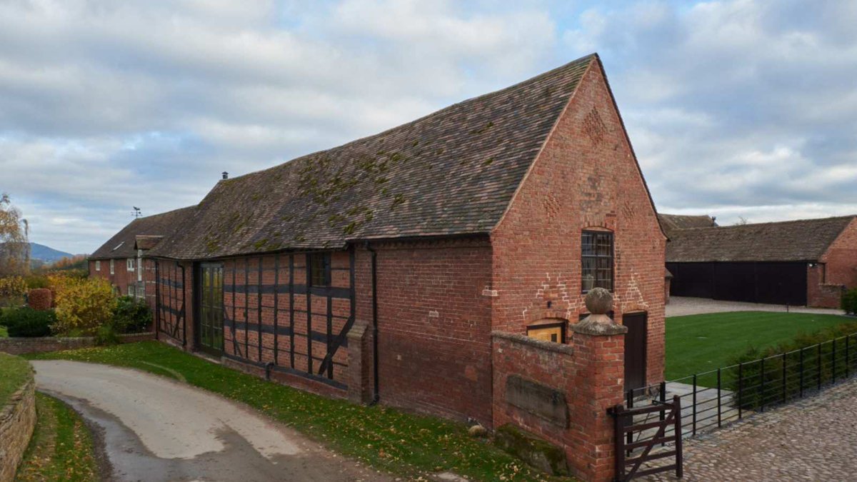 BuildStore's tweet image. How pretty is this barn conversion by @basearchi in Shrewsbury! 
#conversions #barnconversion #architecture