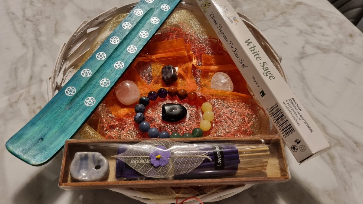 HandsCoach's tweet photo. A Well Being Crystal Hamper 🔮 

A thoughtful gift full of positive vibes, joy, healing and we'll being.

Available to order £25.00
#parul_freedomcoach #happyhandsulc #crystalenergy #personalisedgifts #crystals #tarotreader #giftideas #tarotqueen #thoughtfulgifts #meaningfulgift https://t.co/o8hshGN2nG